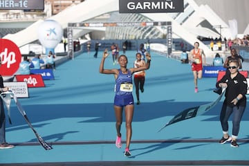 La etíope Roza Dereje logró el récord de la prueba en categoría femenina (2h18:30).