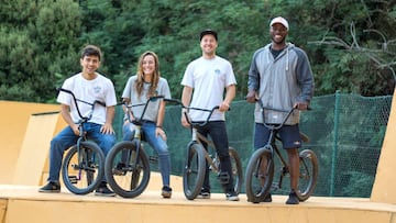 Varo Hern&aacute;ndez, Teresa Fern&aacute;ndez-Miranda, Sergio Layos y Courage Adams en el Club Eurocamp (Tossa de Mar, Girona), con el bosque al fondo. 