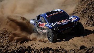 Carlos Sainz entrena para el Dakar 2026.