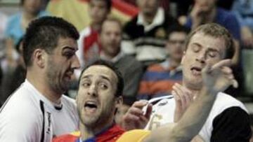 <b>LUCHA. </b>García Parrondo, que marcó tres goles, se faja ante la férrea defensa de Montenegro.