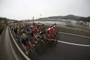 El pelotón a su salida de la quinta etapa de la Vuelta Ciclista a España 2016