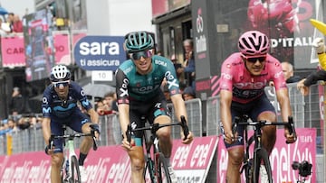 Carapaz, Hindley, Valverde y Landa entran en la meta de Aprica.