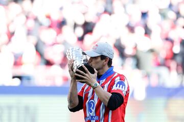 El piloto Jorge Martín besa el título de MotoGP con la del Atlético de Madrid, recibe un homenaje antes del partido de Liga que disputan Atlético de Madrid y Getafe este domingo en el estadio Riyadh Air Metropolitano. 