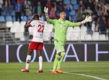 3-0. Roberto se lamenta tras recibir el tercer gol marcado por Thomas.