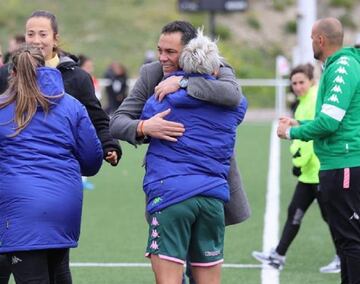 Priscila abraza a Pier tras un partido de la Primera Iberdrola.