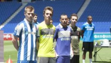 <b>TODOS UNIDOS. </b>Los modelos de las equipaciones posan junto a Corbacho, Mengual y Mirambell.