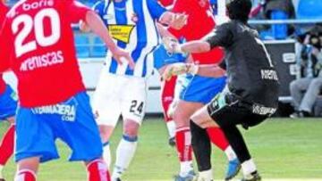 <b>POR ARRIBA. </b>Las ocasiones que tuvo el Espanyol fueron después de jugadas a balón parado. Nagore y Pareja luchan por el balón.