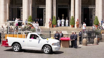 Llegada del féretro del Papa a la Basílica de Santa María la Mayor, a 26 de abril de 2025, en Roma (Italia). El Papa Francisco I, fallecido el 21 de abril a los 88 años, ha sido velado por unas 250.000 personas en la Basílica de San Pedro durante 3 días y hoy se celebra la misa funeral. Posteriormente, se efectúa el recorrido que acompaña al féretro hasta la Basílica de Santa María la Mayor, donde será enterrado el Pontífice.
26 ABRIL 2025;FUNERAL;ENTIERRO;PAPA;BASÍLICA;CORTEJO FÚNEBRE;ROMA
Stefano Spaziani / Europa Press
26/04/2025