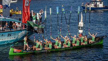 SESTAO (BIZKAIA), 23/07/2022.- La trainera de Hondarribia se ha proclamado vencedora de la XXI Bandera del Ayuntamiento de Sestao, correspondiente a la séptima regata de la Liga Eusko Label de Remo 2022, disputada este sábado en Sestao (Bizkaia). EFE/Javier Zorrilla
