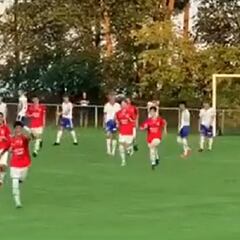 ¡Golazo! Chileno-sueco provoca aplausos con este tiro libre