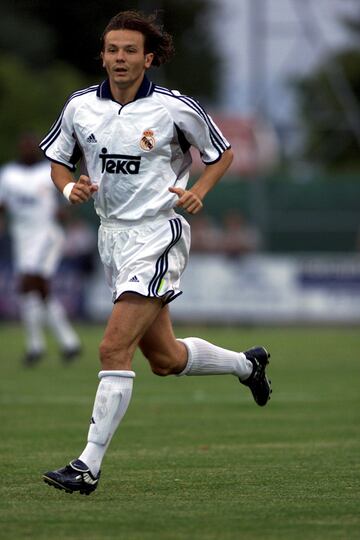 Fichó por el Real Madrid en 1999 donde solo jugó una temporada, las lesiones marcaron su paso por el Real Madrid