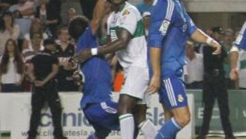 ERROR Y NEVERA. Muñiz pitó penalti de Carlos Sánchez a Pepe.