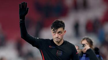 Barcelona's Spanish midfielder #08 Pedri salutes with this Player of the match Trophy at the end of the UEFA Champions League Round of 16 first leg football match between SL Benfica and FC Barcelona at Estadio da Luz stadium in Lisbon on March 5, 2025. Barcelona won 0-1. (Photo by FILIPE AMORIM / AFP)