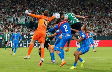 El Betis reclama una falta sobre Natan en el forcejeo con Robin Le Normand. En la imagen Jan Oblak despeja el balón, la jugada sigue con un contraataque de los colchoneros que acaba con el segundo tanto Atlético.