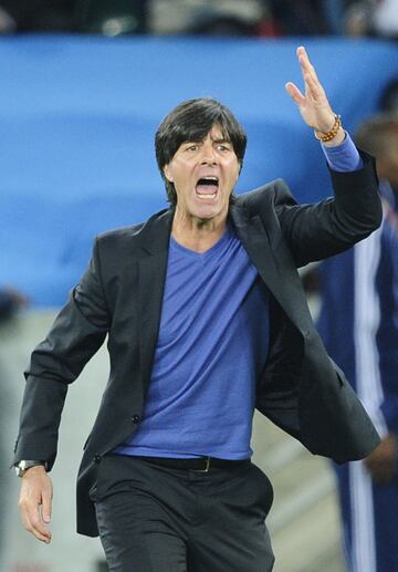 Joachim Löw se mostraba abatido, pero no tuvo reparos en felicitar a Del Bosque: "Estamos decepcionados, pero hay que felicitar a España y a su entrenador porque hicieron un gran partido. Movieron muy bien el balón, con serenidad y sin prisa. Nosotros hemos jugado muy tensos y no hemos podido liberarnos de esa tensión: por eso perdimos muchos balones y nos faltó definir nuestras ocasiones".