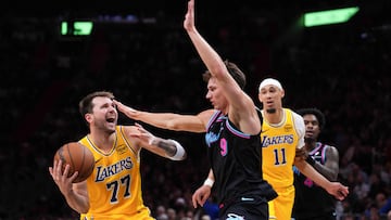 Luka Doncic, defendido por Pelle Larsson durante el Heat-Lakers.