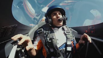 La cara de Márquez cuando le ponen a hacer loopings en una avioneta