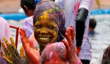 El Holi Festival es uno de los festivales más coloridos que se celebra en el mundo. La fiesta de colores se celebra durante dos días entre finales de febrero y principios de marzo. Los festejos comienzan con la última luna llena del mes lunar hindú (Phalguna). Este festivo acontecimiento se despliega en todo el país, donde una explosión de colores se eleva sobre una multitud que baila y se llena de alegría.