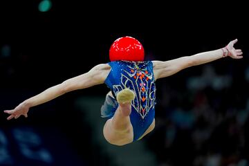 Stiliana Nikolova act¨²a en la ronda de clasificaci¨®n individual de gimnasia r¨ªtmica, en La Chapelle Arena en
los Juegos de Par¨ªs. El fot¨®grafo ha captado una imagen bastante singular, en la que la b¨²lgara parece tener una
sola pierna y una pelota en lugar de una cabeza. Una fotograf¨ªa realmente espectacular y de una gran belleza.