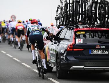 Jordi Meeus de Red Bull-BORA-hansgrohe es asistido por el coche del equipo durante la 122.ª edición de la París-Roubaix 2025.