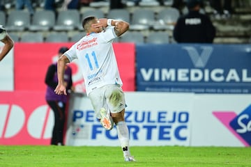 Georgios Giakoumakis celebrates his goal 2-2 of Cruz Azul  during the 10th round match between Pachuca and Cruz Azul as part of the Liga BBVA MX, Torneo Apertura 2024 at Hidalgo Stadium on September 28, 2024 in Pachuca, Hidalgo, Mexico.