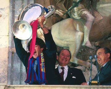 Núñez observa como José Mari Bakero levanta la Copa de Europa de 1992.