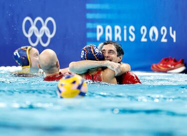 Miki Oca abraza a sus jugadoras tras conseguir el oro olímpico. 