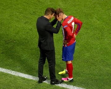 MILAN, ITALY - MAY 28: Antoine Griezmann of Atletico Madrid speaks to head coach Diego Simeone during the UEFA Champions League Final match between Real Madrid and Club Atletico de Madrid at Stadio Giuseppe Meazza on May 28, 2016 in Milan, Italy. (Photo b