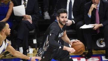 Ricky Rubio (d) de los Timberwolves disputa el balón con Stephen Curry (i) de los Warriors, hoy, viernes 10 de marzo de 2017, durante su juego de la NBA en el Target Center en Minneapolis, Minnesota (EE.UU.). EFE/ CRAIG LASSIG