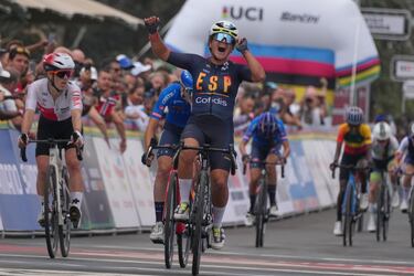 La española Paula Ostiz Taco celebra su victoria en la prueba júnior femenina de ciclismo en ruta, en el Campeonato Mundial de Ciclismo de Ruta en Kigali, Ruanda.