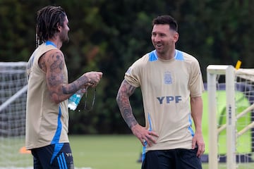 Lionel Messi junto a Rodrigo De Paul.