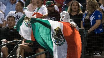 Phoenix (United States), 12/03/2023.- Dressed as a luchador, a Mexico fan celebrates his team's success during the Mexico vs USA Pool C game of the 2023 World Baseball Classic at Chase Field in Phoenix, Arizona, USA, 12 March 2023. (Estados Unidos, Fénix) EFE/EPA/RICK D'ELIA
