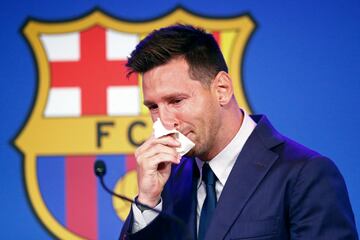 Messi se despide del Barça llorando. Cuando parecía que iba a firmar su renovación, el Barça anuncia que no pueden renovarle.