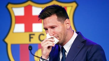 Messi se despide del Barça llorando. Cuando parecía que iba a firmar su renovación, el Barça anuncia que no pueden renovarle.