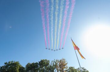 Los colores del la bandera de España por la Patrulla del Águila durante el desfile del 12 de octubre 'Día de la Fiesta Nacional'.