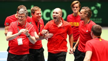 Steve Darcis celebra el triunfo de B&eacute;lgica, con el resto de su equipo, en Alemania.