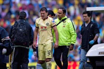 El paraguayo Pablo Aguilar tuvo un fuerte choque de cabeza con Carlos Salcedo.