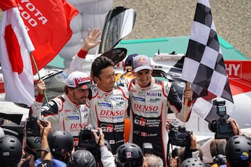 Los pilotos de Toyota Gazoo Racing TS050 Hybrid, Sebastien Buemi, Fernando Alonso y Kazuki Nakajima celebran la victoria.