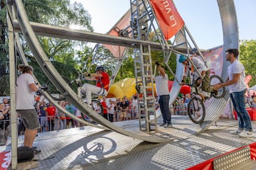 Vicente Jiménez y Tomás Roncero montando en el looping de la fan zone del Diario AS.