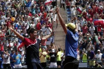 Tenis, Chile v Republica Dominicana, Copa Davis 2016.
Los jugadores de Chile Hans Podlipnik y Julio Peralta celebran el triunfo contra Republica Dominicana durante el partido del grupo I americano de Copa Davis.