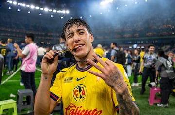 AME5668. MONTERREY (MÉXICO), 15/12/2024.- Alejandro Zendejas del America celebra al coronarse campeones del Torneo Apertura 2024 tras vencer en el partido de vuelta de la final a Monterrey, este domingo en el estadio BBVA, en Monterrey (México). EFE/ Miguel Sierra
