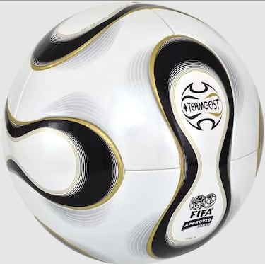 El blanco y negro del Teamgeist representaba los colores tradicionales del equipo anfitrión, Alemania, y las líneas doradas añadían una conexión visual con el trofeo de la Copa del Mundo.