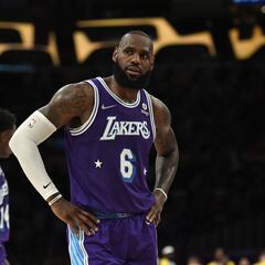 Reporte: LeBron James firma extensión de dos años