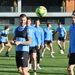 Iñigo Martínez debe esperar su turno en el banquillo