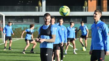 Iñigo Martínez debe esperar su turno en el banquillo