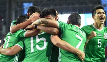 Mexico's Rodolfo Pizarro (#15) and teammates celebrate his goal against Honduras during their quarterfinal CONCACAF Gold Cup match on July 20, 2017 at the University of Phoenix Stadium in Glendale, Arizona. / AFP PHOTO / Robyn Beck