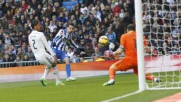 PARADA. Casillas despejó este tiro de Cuenca al poco de comenzar.