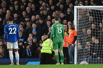 Ocurrió en el minuto 50 del Everton-Newcaslte. Un espectador, con una camiseta en la que se leía 'Just stop oil' se ha atado con una brida al poste. El partido estuvo parado durante siete minutos hasta que la seguridad del estadio del Everton consiguió romper la brida.