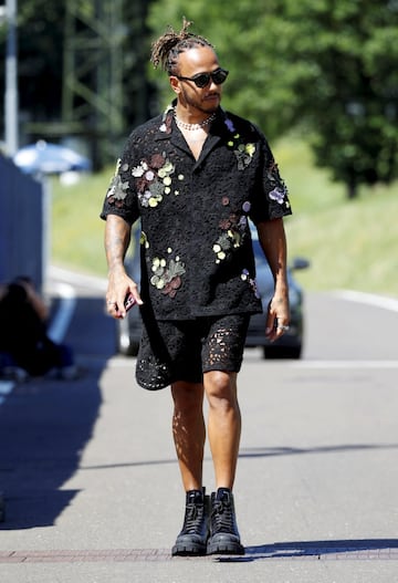 Este fin de semana se disputa el GP de Estiria de Fórmula 1 en el circuito de Red Bull Ring y Lewis Hamilton volvió a mostrar un estravagante ‘outfit’ a su  llegada al trazado austriaco antes de la segunda jornada.