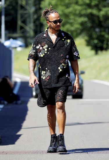 Este fin de semana se disputa el GP de Estiria de Fórmula 1 en el circuito de Red Bull Ring y Lewis Hamilton volvió a mostrar un estravagante ‘outfit’ a su  llegada al trazado austriaco antes de la segunda jornada.